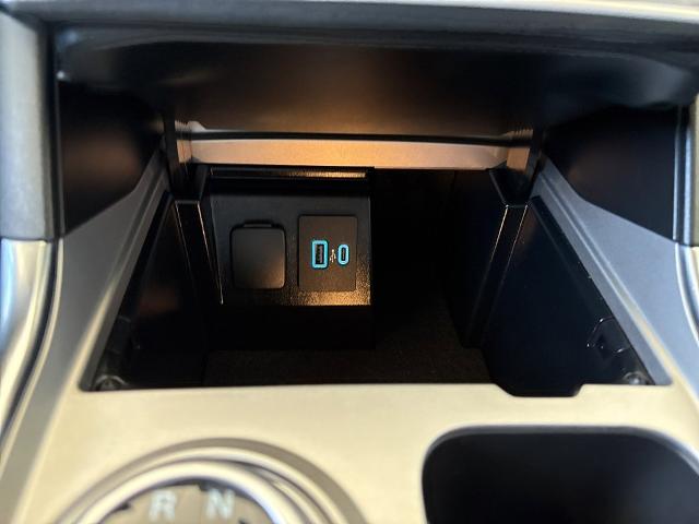 2024 Ford Explorer Vehicle Photo in MANHATTAN, KS 66502-5036