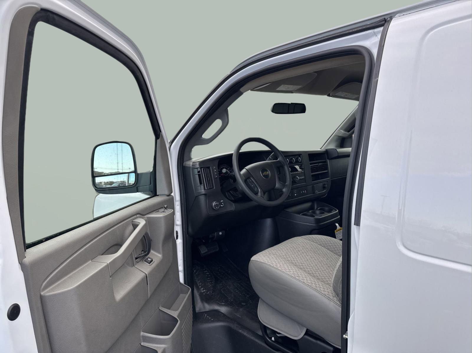 2025 Chevrolet Express Cargo 2500 Vehicle Photo in GEORGETOWN, TX 78626-7508