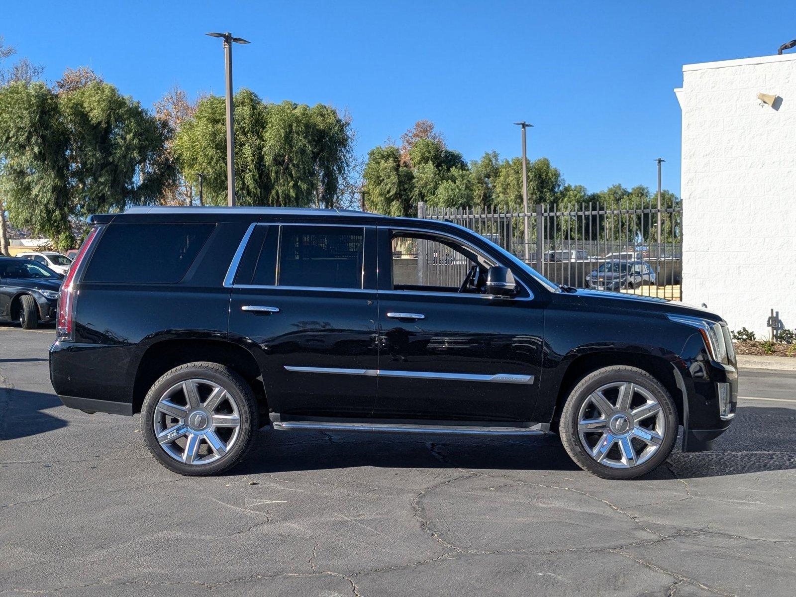 2018 Cadillac Escalade Vehicle Photo in VALENCIA, CA 91355-1705