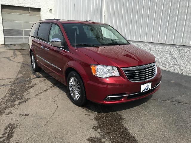 2015 Chrysler Town & Country Vehicle Photo in GREEN BAY, WI 54303-3330