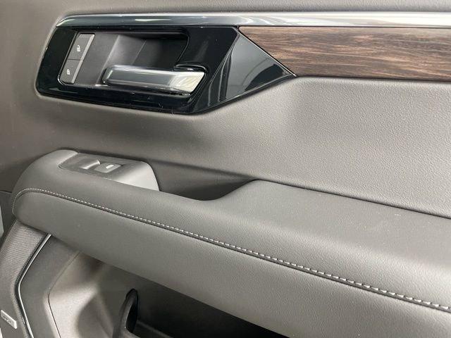 2025 Chevrolet Suburban Vehicle Photo in PHOENIX, AZ 85014-3381