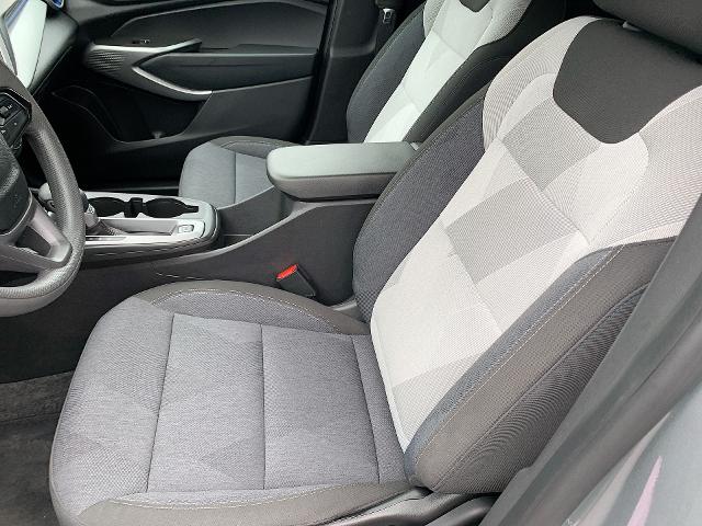 2024 Chevrolet Trax Vehicle Photo in MOON TOWNSHIP, PA 15108-2571