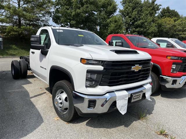 2024 Chevrolet Silverado 3500 HD Chassis Cab Vehicle Photo in ALCOA, TN 37701-3235