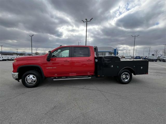 2024 Chevrolet Silverado 3500 HD Chassis Cab Vehicle Photo in ALCOA, TN 37701-3235