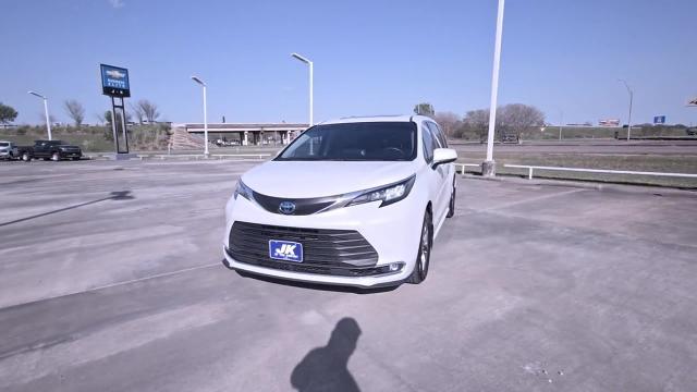 2022 Toyota Sienna Vehicle Photo in NEDERLAND, TX 77627-8017