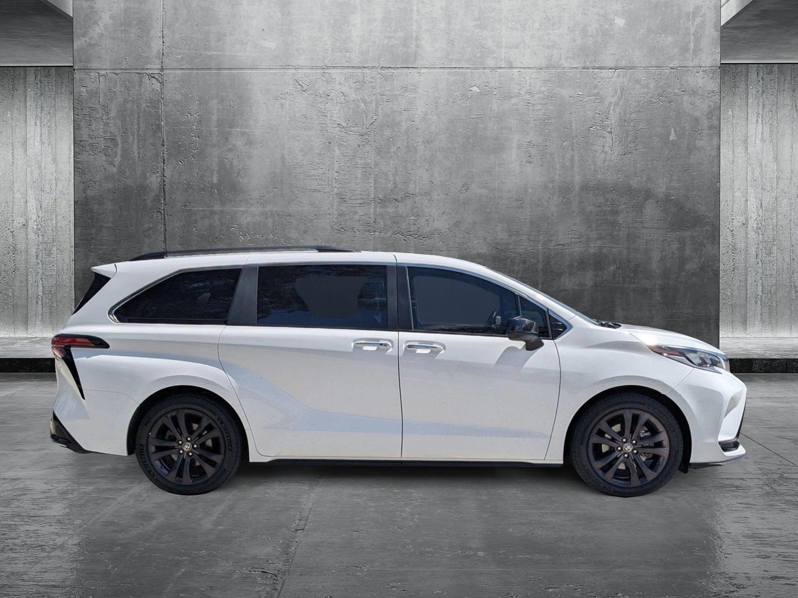 2022 Toyota Sienna Vehicle Photo in Pembroke Pines , FL 33084