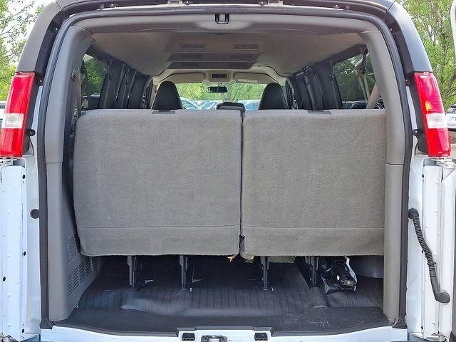 2023 GMC Savana Passenger 3500 Vehicle Photo in DANBURY, CT 06810-5034