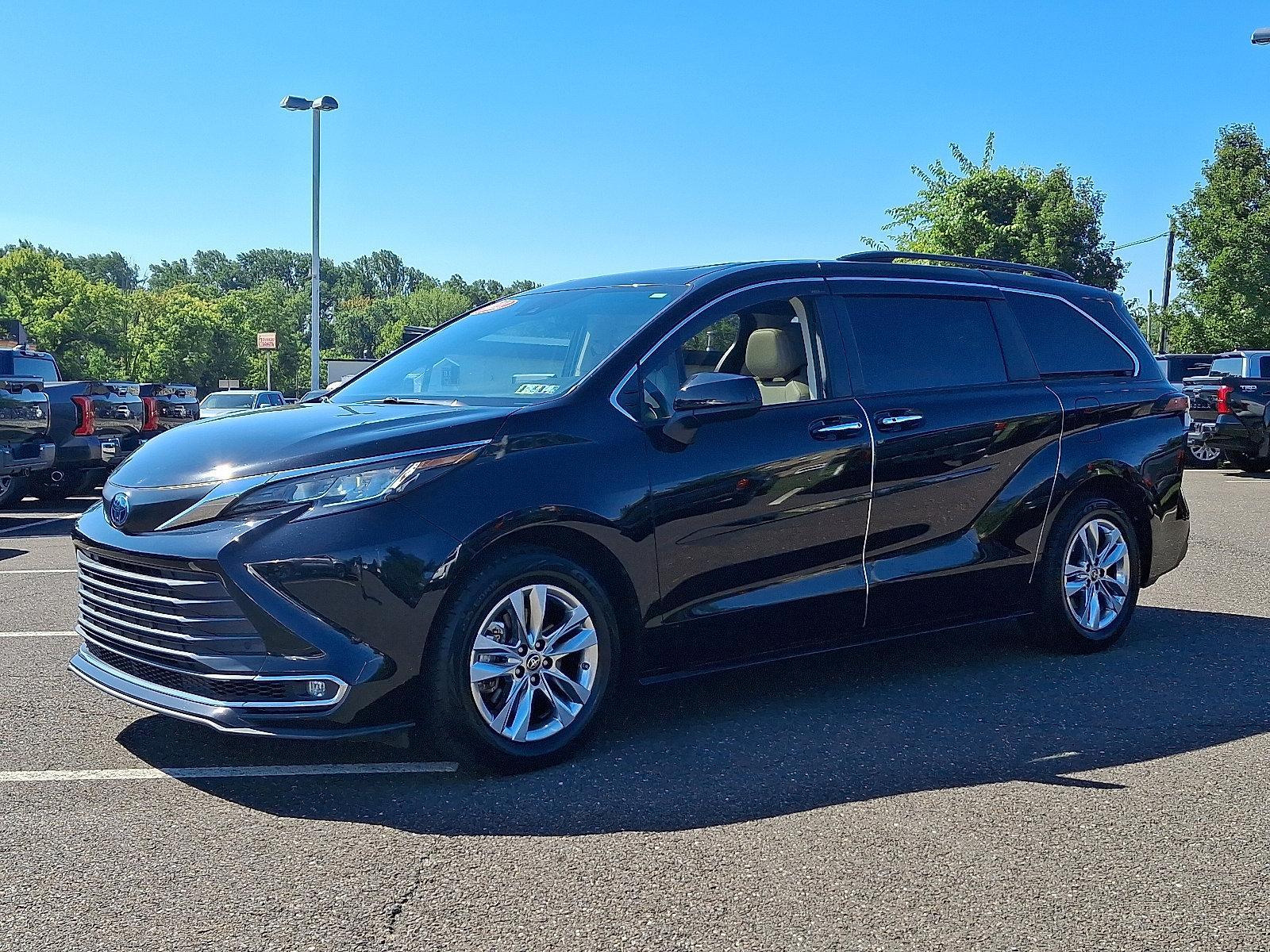 2022 Toyota Sienna Vehicle Photo in Trevose, PA 19053