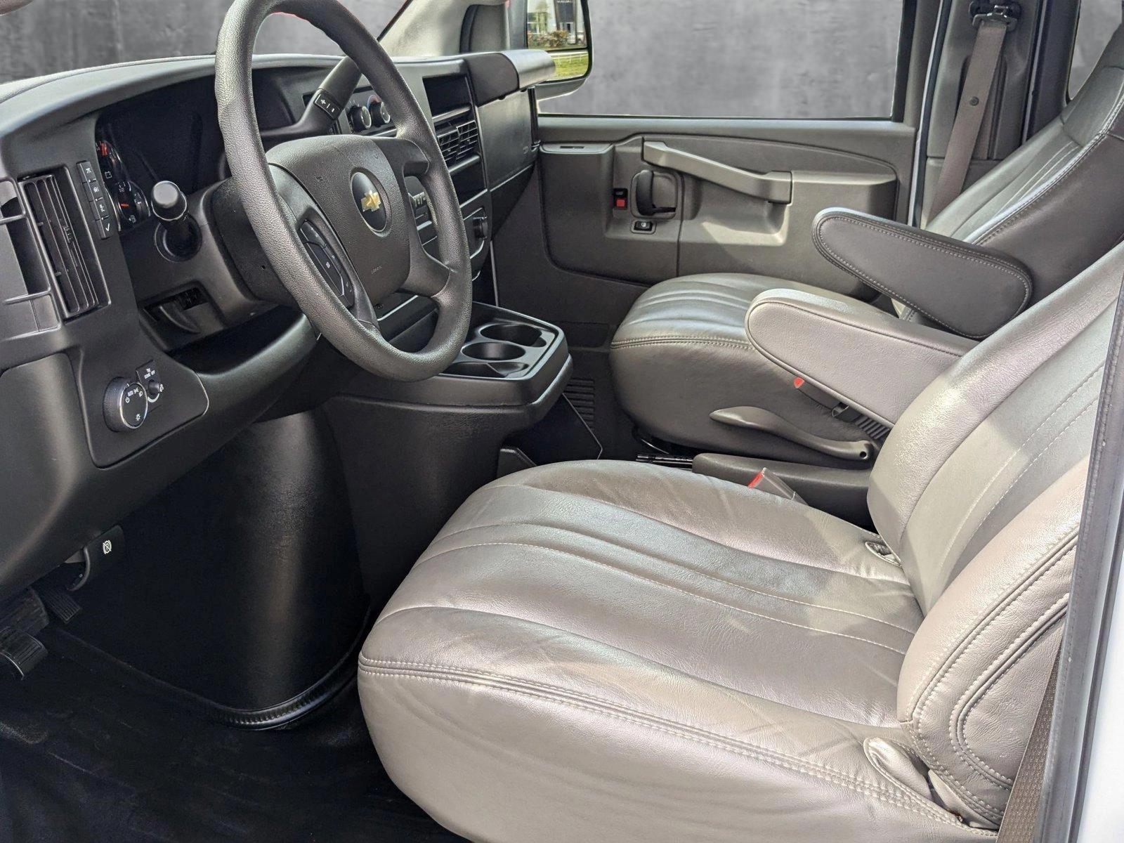 2023 Chevrolet Express Passenger 3500 Vehicle Photo in PEMBROKE PINES, FL 33024-6534