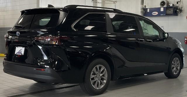 2025 Toyota Sienna Vehicle Photo in Oshkosh, WI 54904