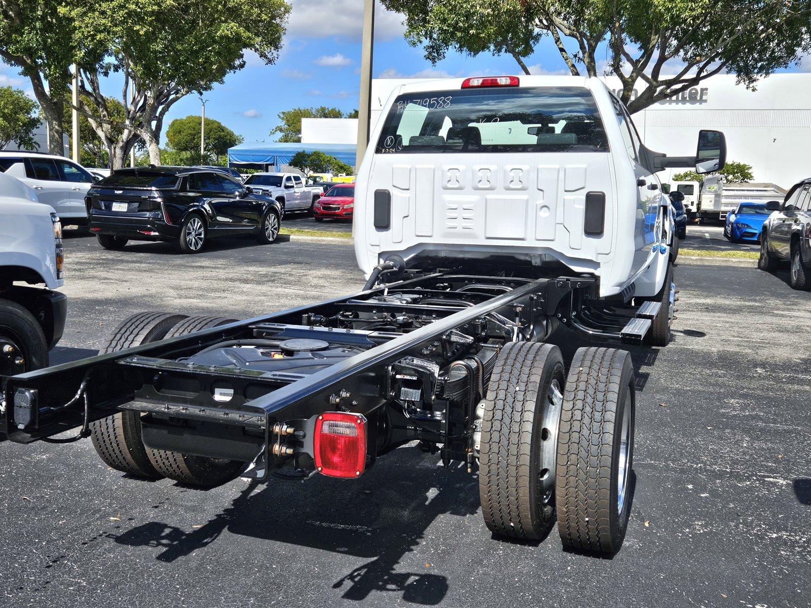 2024 Chevrolet Silverado 5500 HD Vehicle Photo in GREENACRES, FL 33463-3207