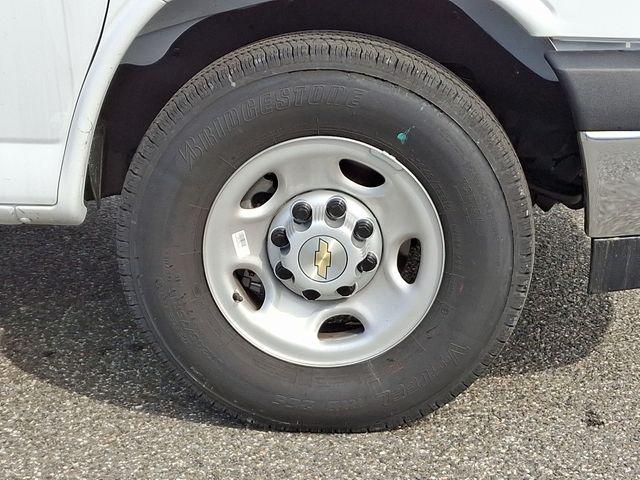 2024 Chevrolet Express Cutaway 3500 Vehicle Photo in DANBURY, CT 06810-5034