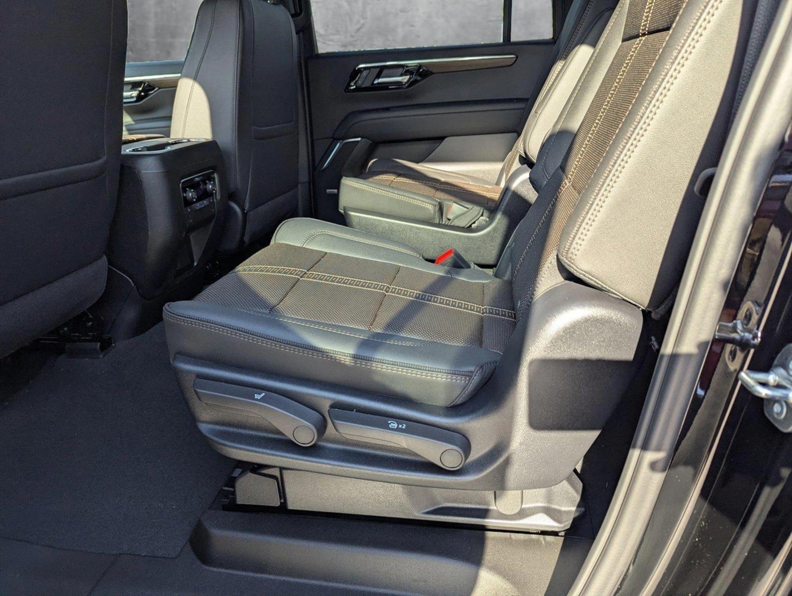 2025 Chevrolet Suburban Vehicle Photo in PEMBROKE PINES, FL 33024-6534
