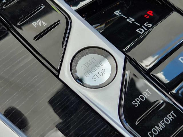2025 BMW X7 M60i Vehicle Photo in PLANO, TX 75024