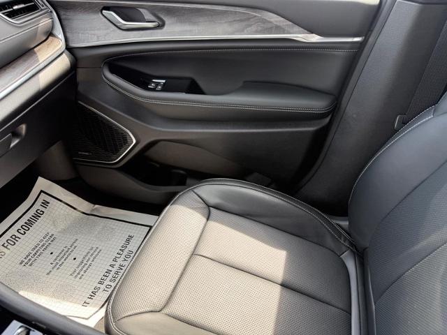 2024 Jeep Grand Cherokee Vehicle Photo in COLUMBIA, MO 65203-3903