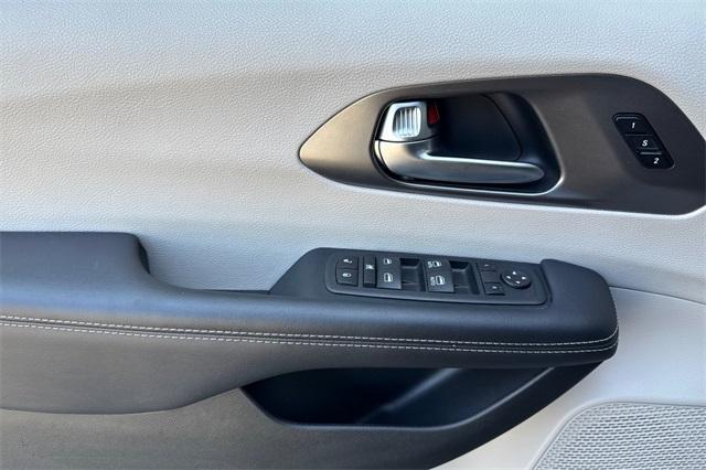 2023 Chrysler Pacifica Vehicle Photo in ELK GROVE, CA 95757-8703
