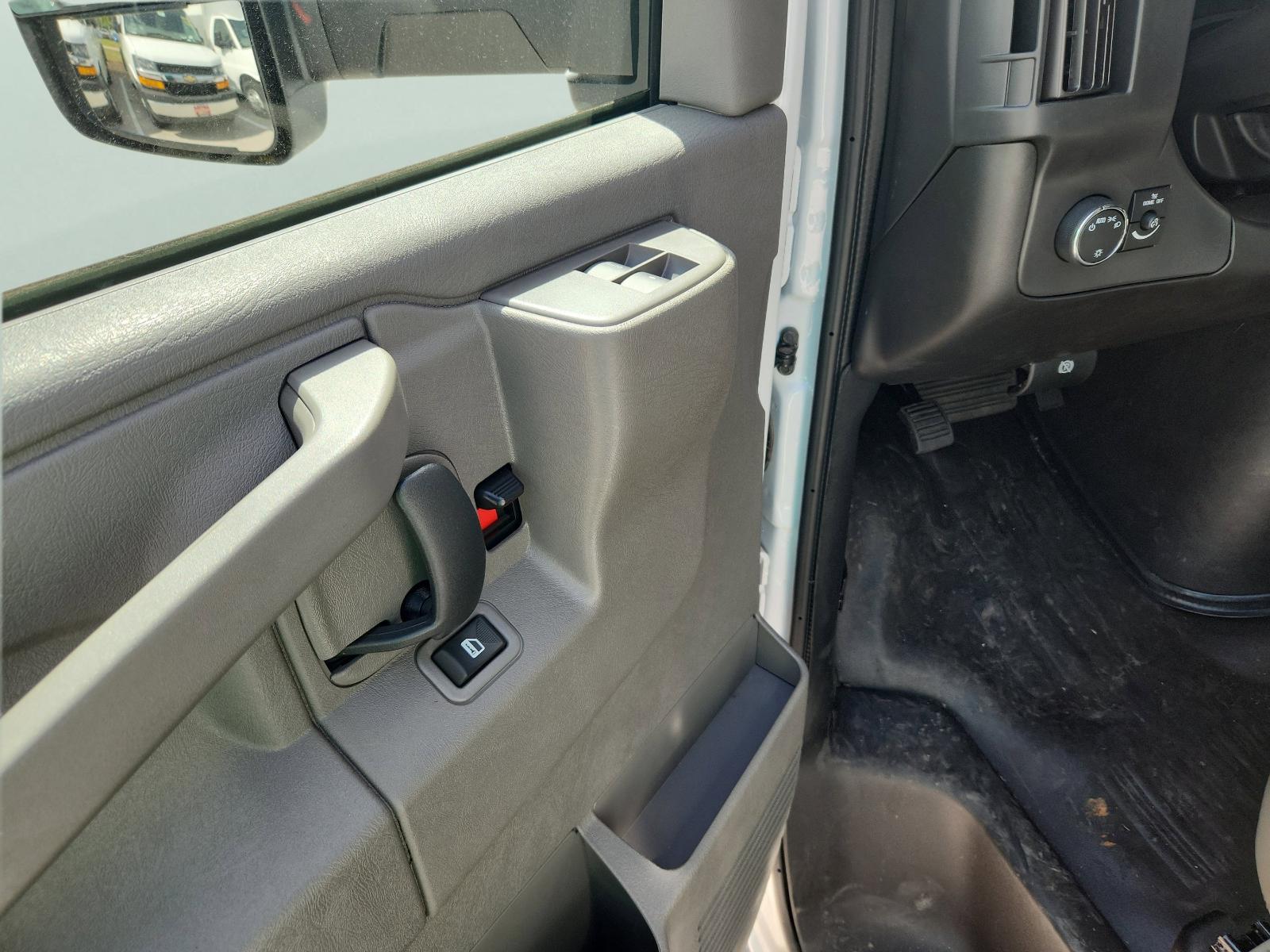 2025 Chevrolet Express Cutaway 3500 Vehicle Photo in GEORGETOWN, TX 78626-7508