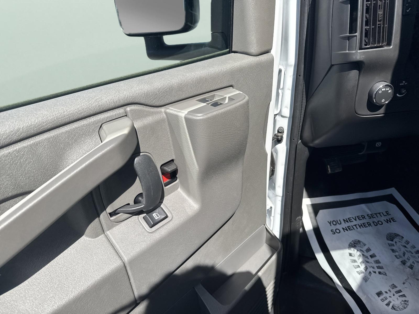 2025 Chevrolet Express Cutaway 3500 Vehicle Photo in GEORGETOWN, TX 78626-7508