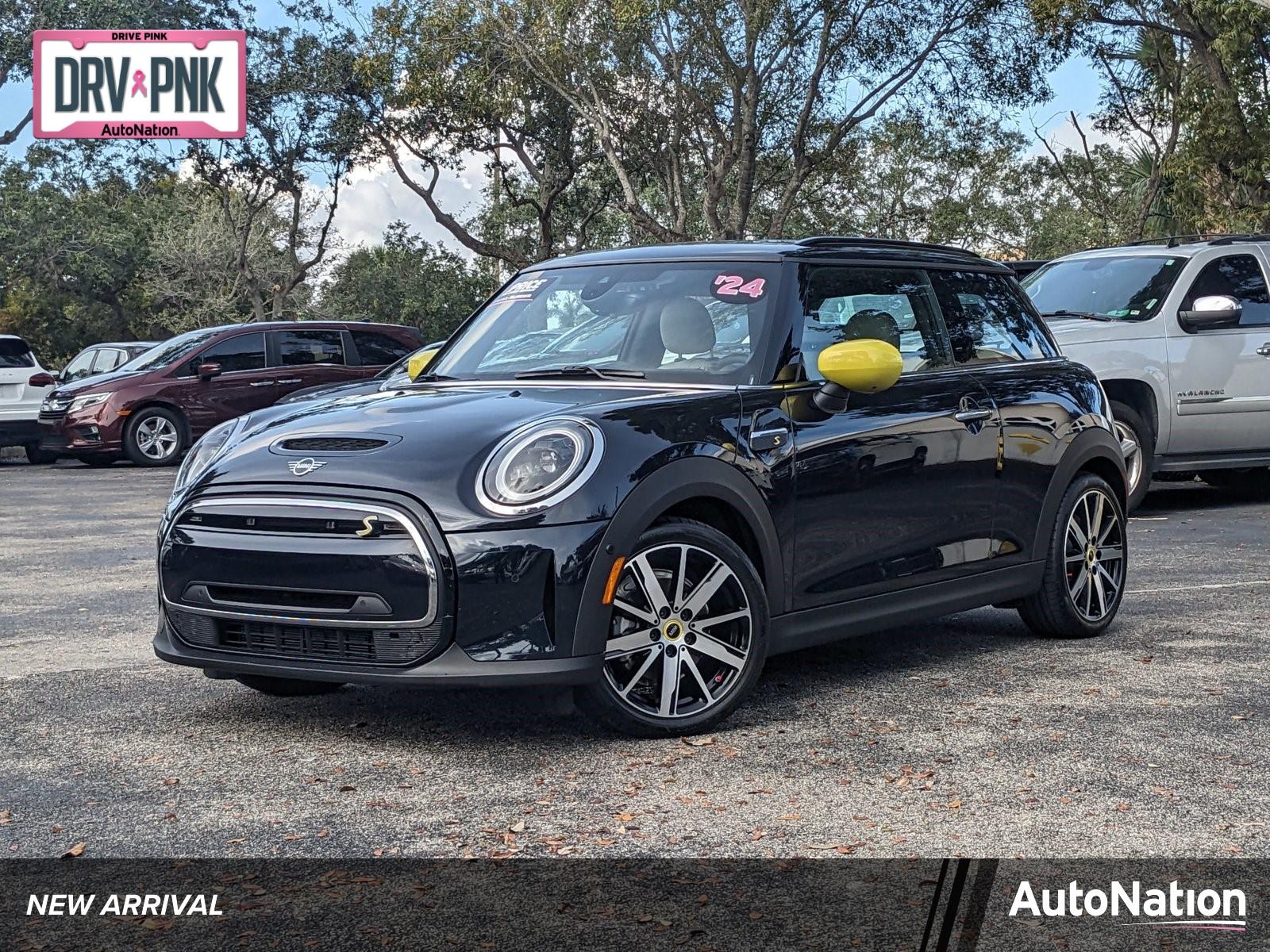 2024 MINI Hardtop 2 Door Vehicle Photo in GREENACRES, FL 33463-3207