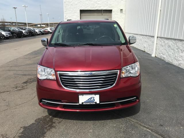 2015 Chrysler Town & Country Vehicle Photo in GREEN BAY, WI 54303-3330