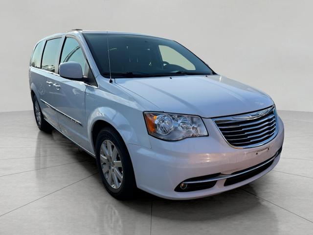 2015 Chrysler Town & Country Vehicle Photo in Neenah, WI 54956