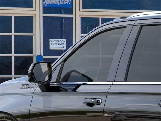 2025 Chevrolet Suburban Vehicle Photo in ENGLEWOOD, CO 80113-6708
