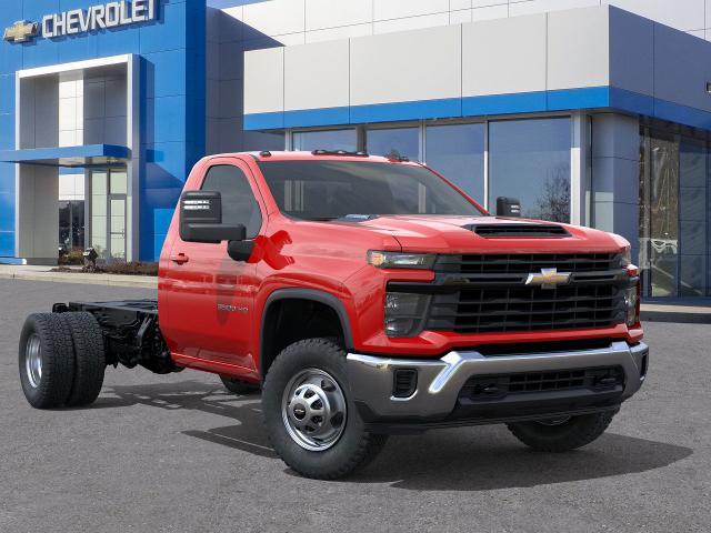 2025 Chevrolet Silverado 3500 HD Chassis Cab Vehicle Photo in DANBURY, CT 06810-5034