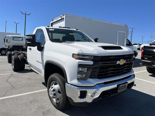 2024 Chevrolet Silverado 3500 HD Chassis Cab Vehicle Photo in ALCOA, TN 37701-3235