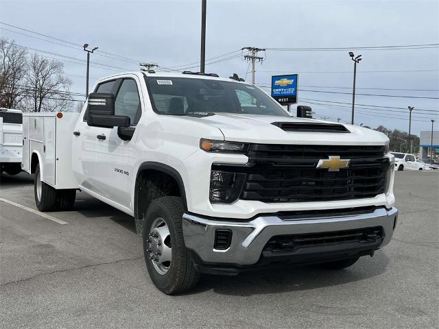 2024 Chevrolet Silverado 3500 HD Chassis Cab Vehicle Photo in ALCOA, TN 37701-3235