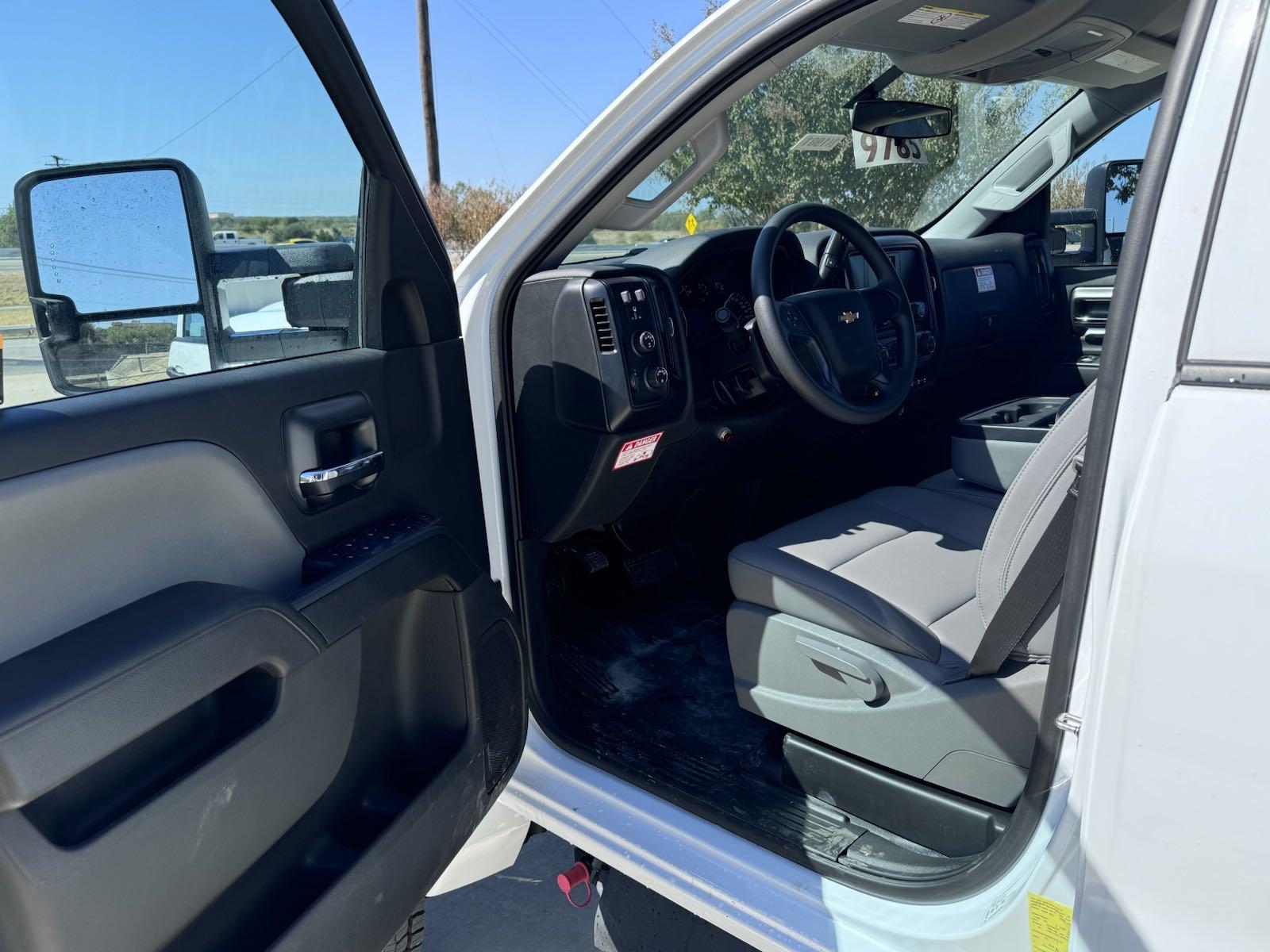 2024 Chevrolet Silverado 5500 HD Vehicle Photo in GEORGETOWN, TX 78626-7508
