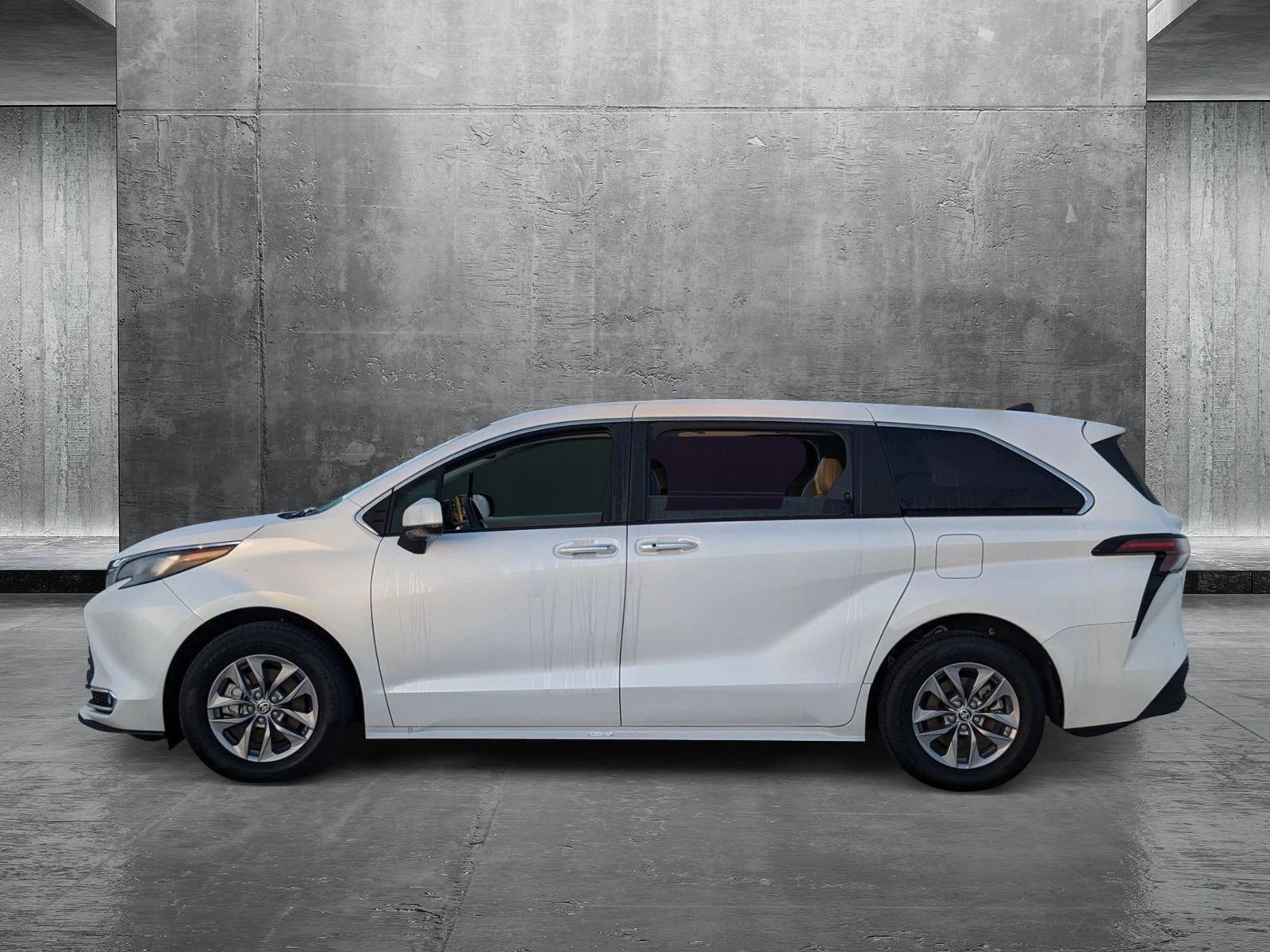 2024 Toyota Sienna Vehicle Photo in Davie, FL 33331