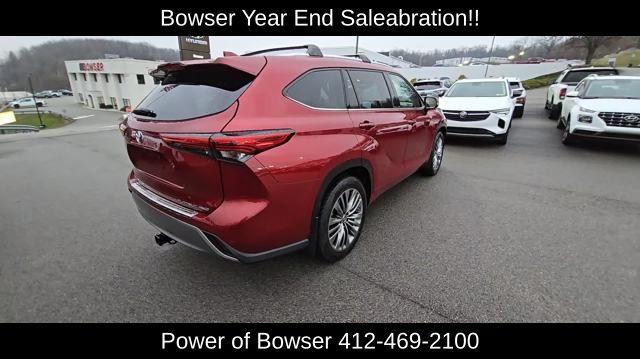 2021 Toyota Highlander Vehicle Photo in Pleasant Hills, PA 15236