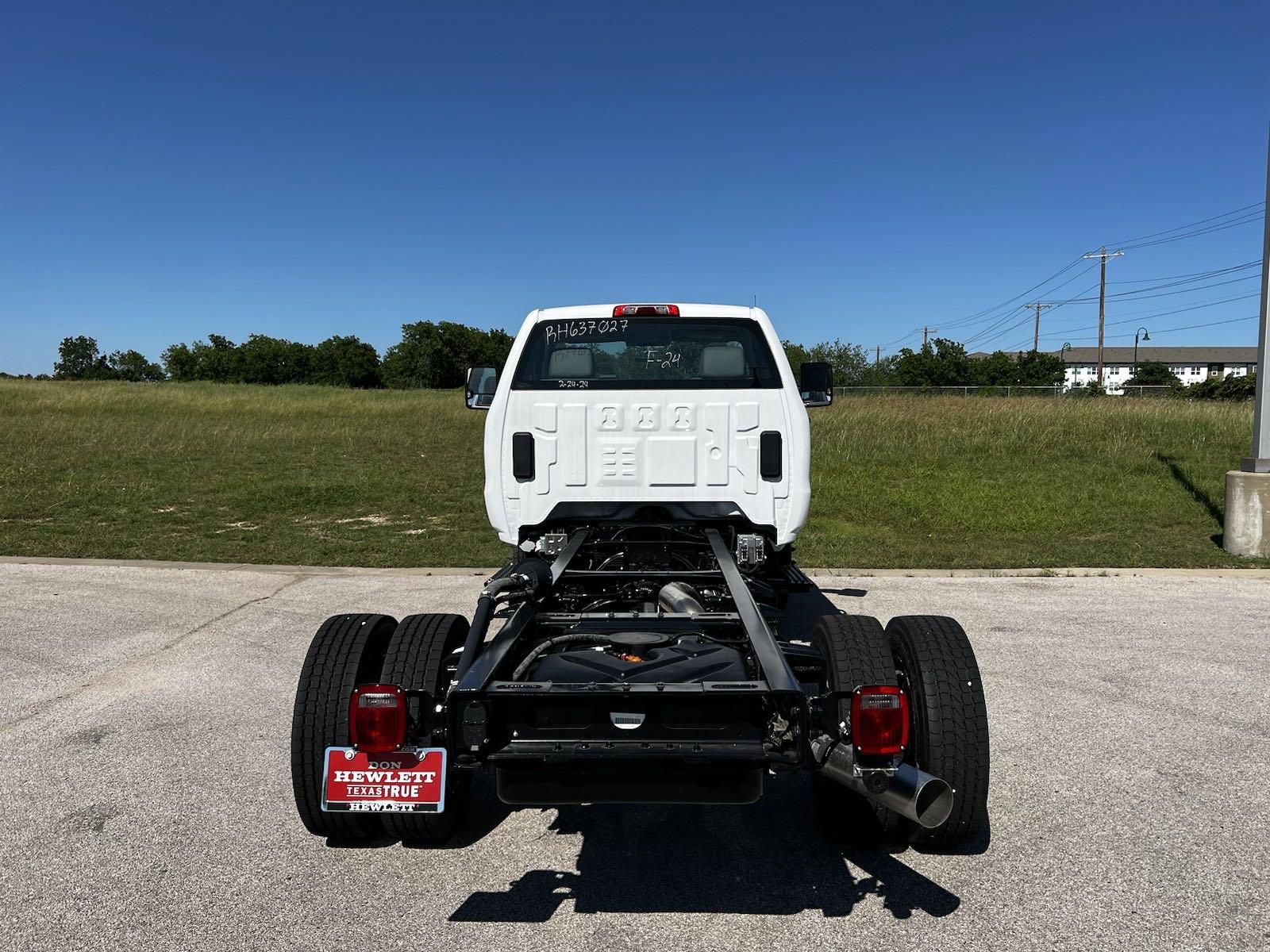 2024 Chevrolet Silverado 6500 HD Vehicle Photo in GEORGETOWN, TX 78626-7508