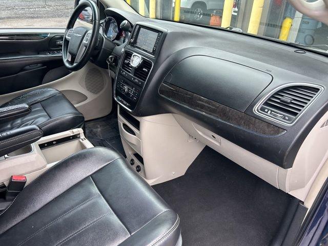 2015 Chrysler Town & Country Vehicle Photo in MEDINA, OH 44256-9631