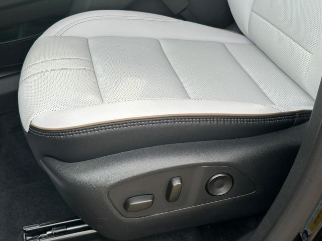 2025 Chevrolet Traverse Vehicle Photo in COLUMBIA, MO 65203-3903