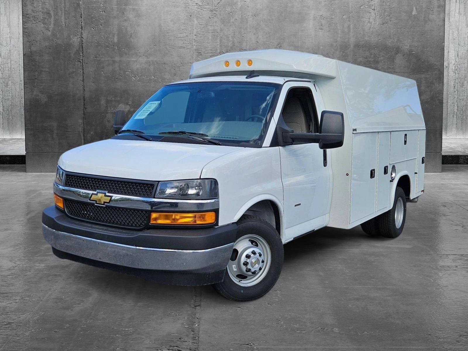 2024 Chevrolet Express Cutaway 3500 Vehicle Photo in GREENACRES, FL 33463-3207