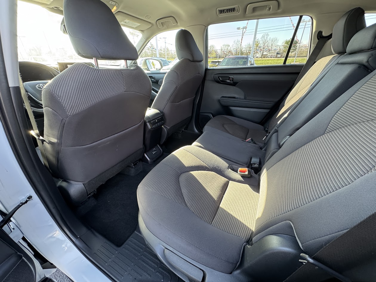 2023 Toyota Highlander Vehicle Photo in BOONVILLE, IN 47601-9633