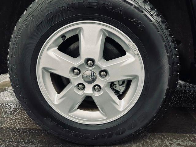 2011 Jeep Grand Cherokee Vehicle Photo in MEDINA, OH 44256-9631