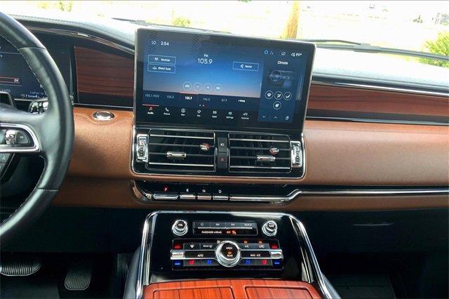 2024 Lincoln Navigator Vehicle Photo in TOPEKA, KS 66609-0000