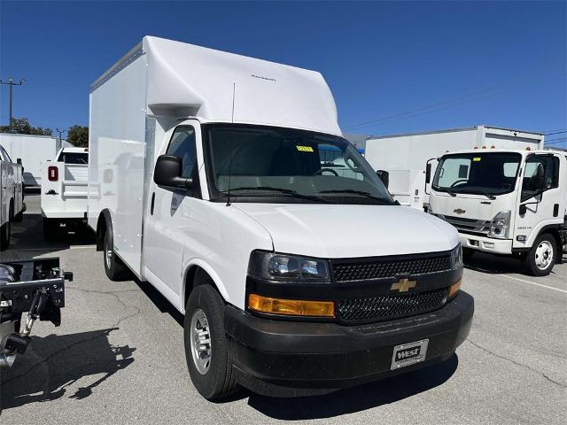 2024 Chevrolet Express Cutaway 3500 Vehicle Photo in ALCOA, TN 37701-3235