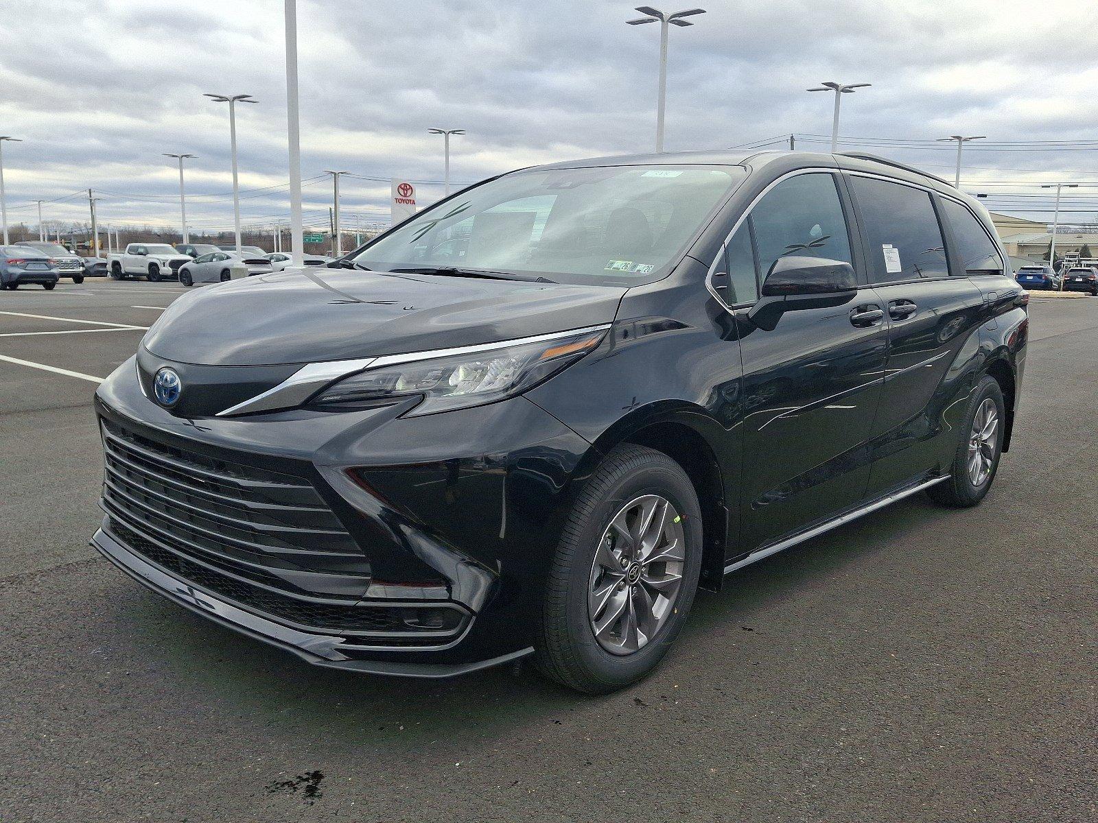 2025 Toyota Sienna Vehicle Photo in Harrisburg, PA 17111