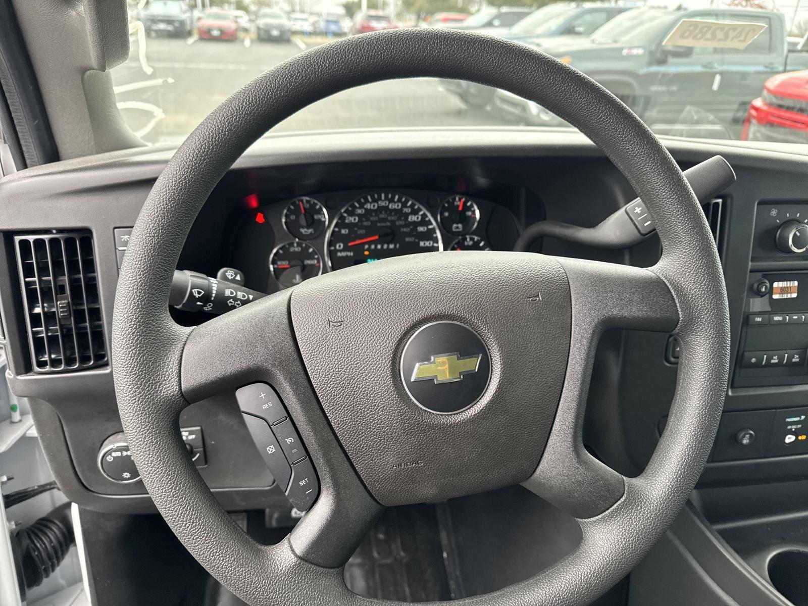 2024 Chevrolet Express Cutaway 3500 Vehicle Photo in GEORGETOWN, TX 78626-7508