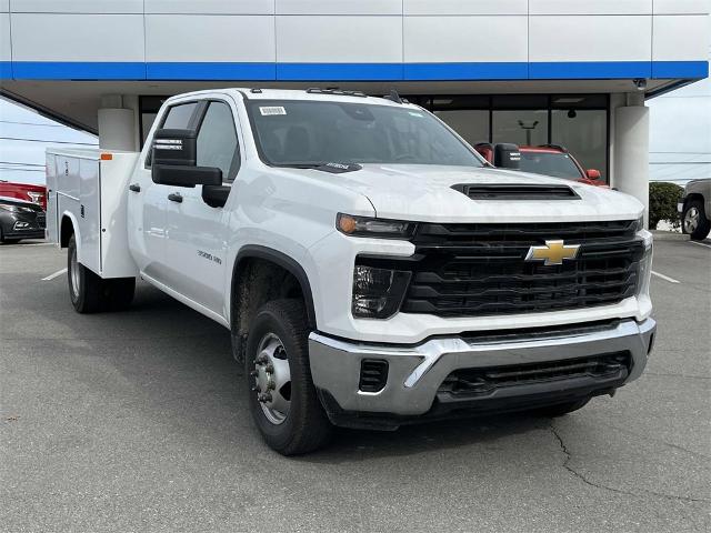 2024 Chevrolet Silverado 3500 HD Chassis Cab Vehicle Photo in ALCOA, TN 37701-3235