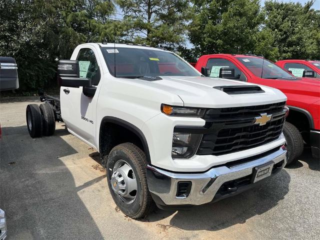 2024 Chevrolet Silverado 3500 HD Chassis Cab Vehicle Photo in ALCOA, TN 37701-3235
