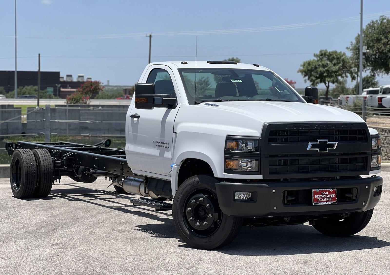 2024 Chevrolet Silverado 6500 HD Vehicle Photo in GEORGETOWN, TX 78626-7508