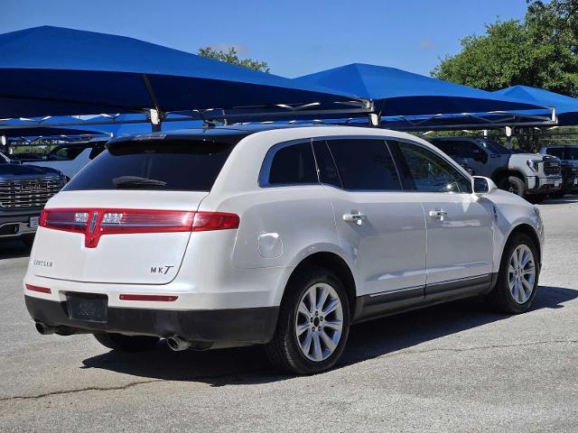 2017 Lincoln MKT Vehicle Photo in DENTON, TX 76210-9321
