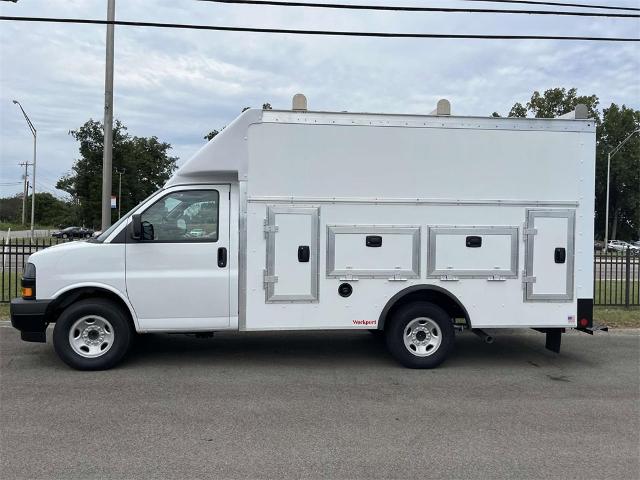 2024 Chevrolet Express Cutaway 3500 Vehicle Photo in ALCOA, TN 37701-3235