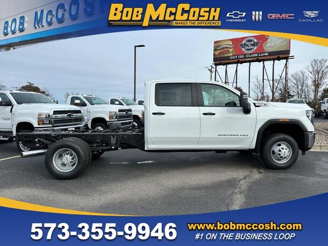 2025 GMC Sierra 3500 HD Chassis Cab Vehicle Photo in COLUMBIA, MO 65203-3903