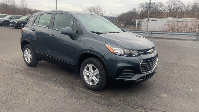 2022 Chevrolet Trax Vehicle Photo in MOON TOWNSHIP, PA 15108-2571