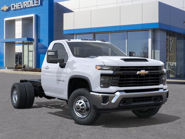 2025 Chevrolet Silverado 3500 HD Chassis Cab Vehicle Photo in DANBURY, CT 06810-5034